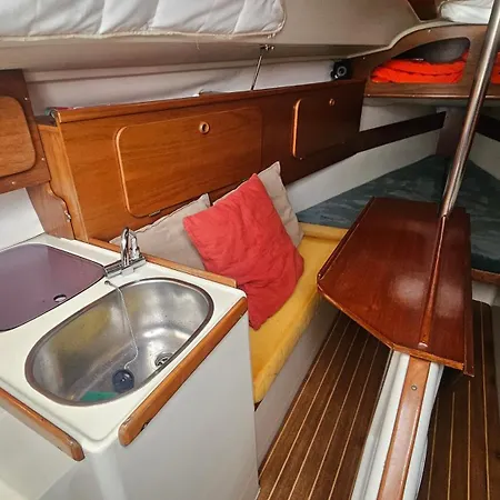 Botel Barco Ilinx Marina Parque Nações