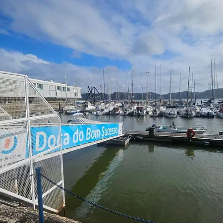 Barco Ilinx Marina Parque Nações Bateau-hôtel
