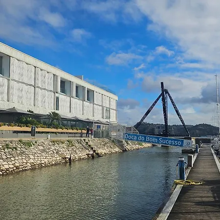 Barco Ilinx Marina Parque Nações Bateau-hôtel